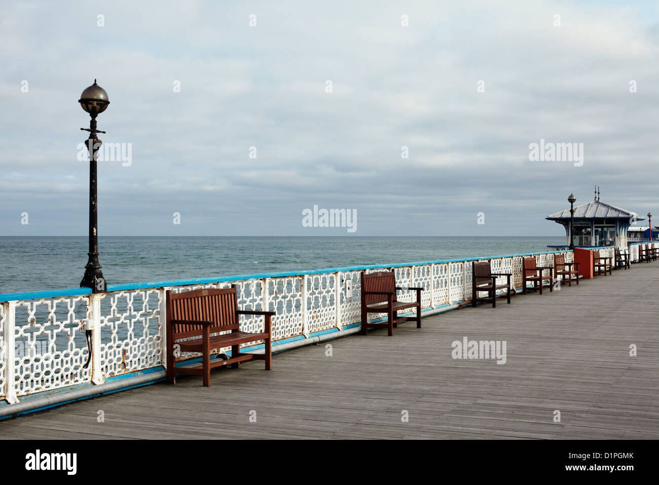 Langen Reihe der Sitze auf Llandudno Pier, Nordwales Stockfoto