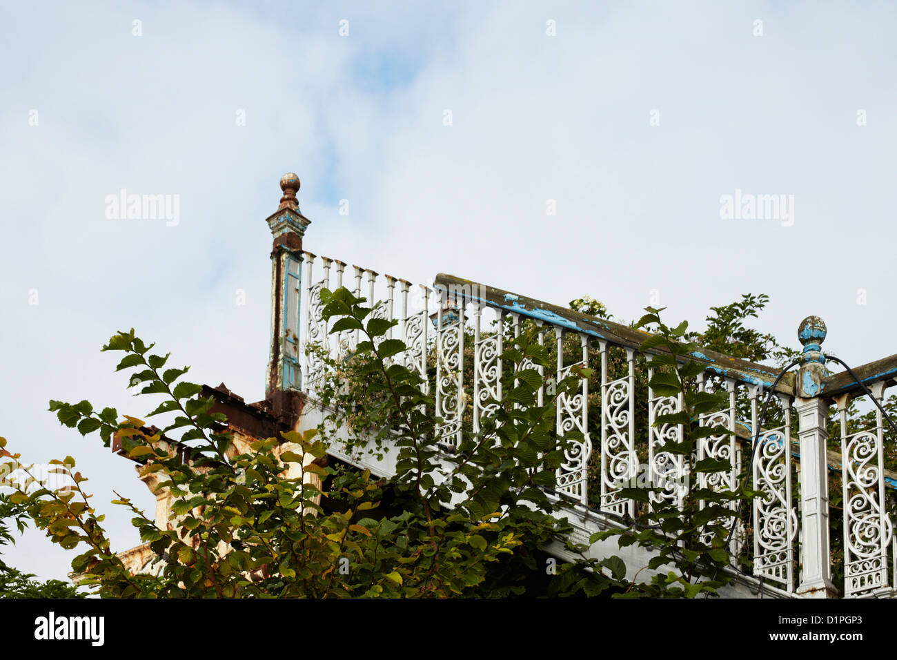 Treppe ins nichts; gebrochene Treppe Stockfoto