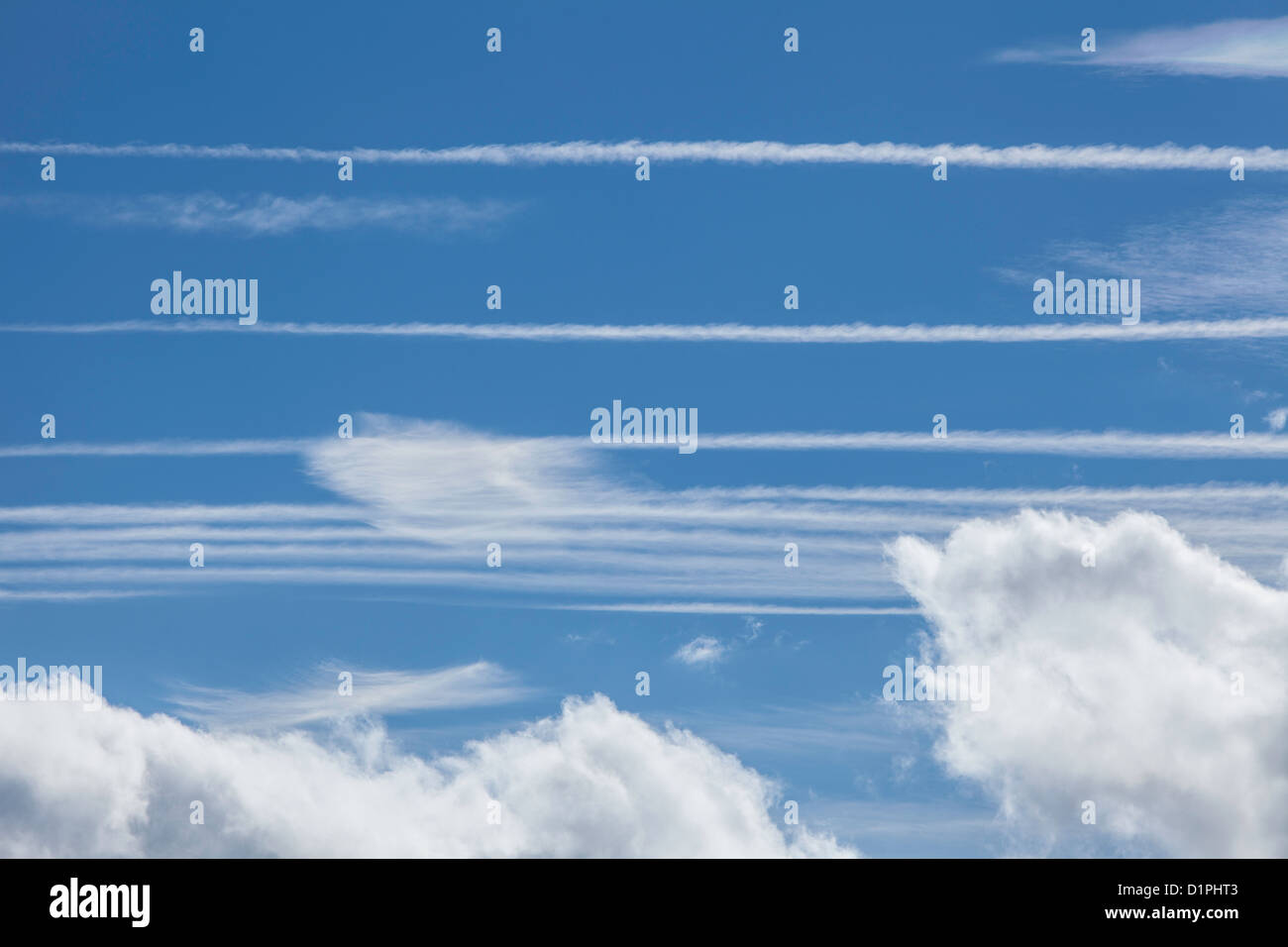 Flugzeug Vapor Trails im blauen Himmel, England, UK Stockfoto