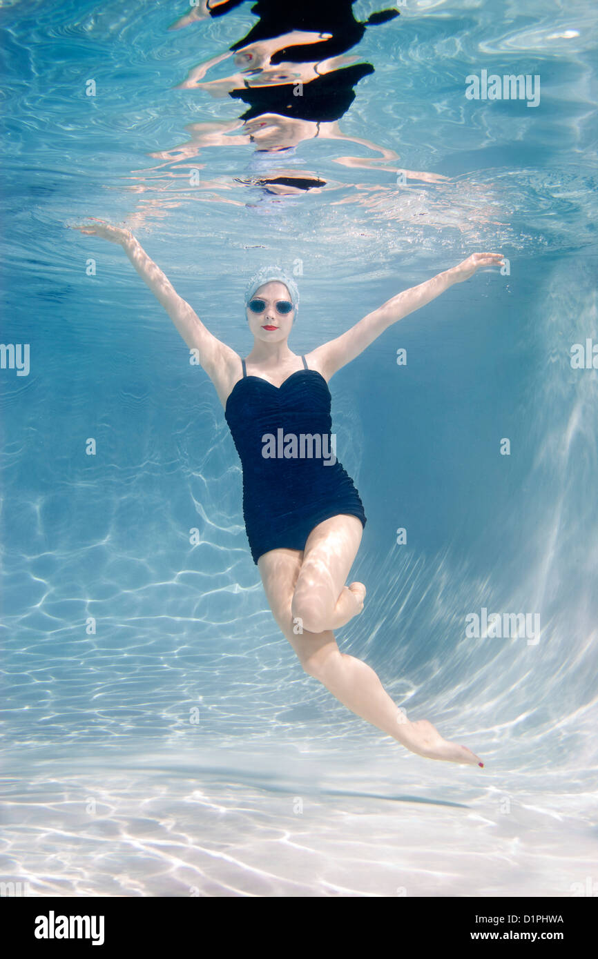 Vintage Bathing Cap Pool Fotos Und Bildmaterial In Hoher Auflösung Alamy 