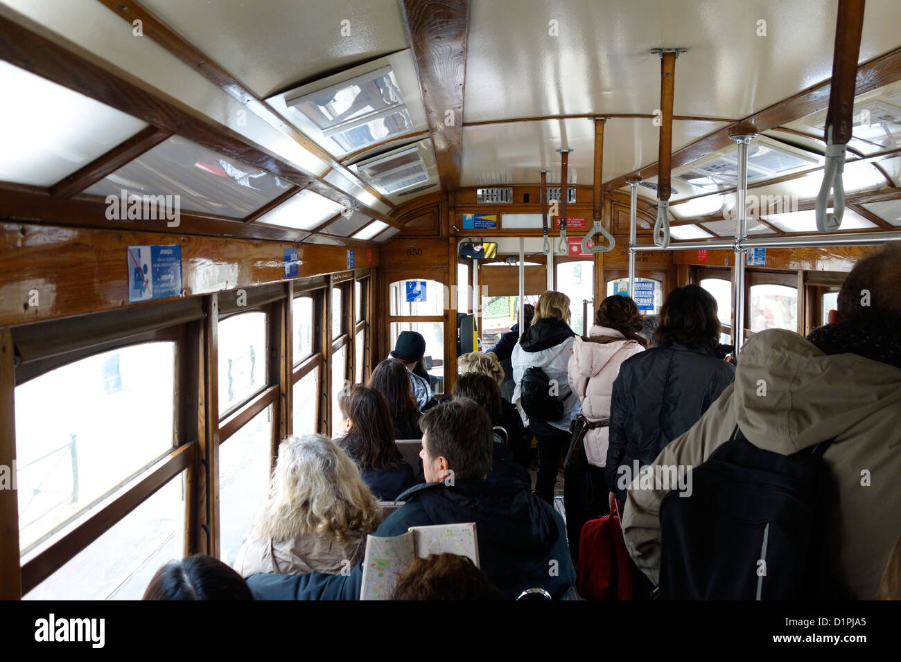 Lissabon Portugal Tram Route 28 Electrico Transport Tourist Tourismus Reisen Interieur Stockfoto