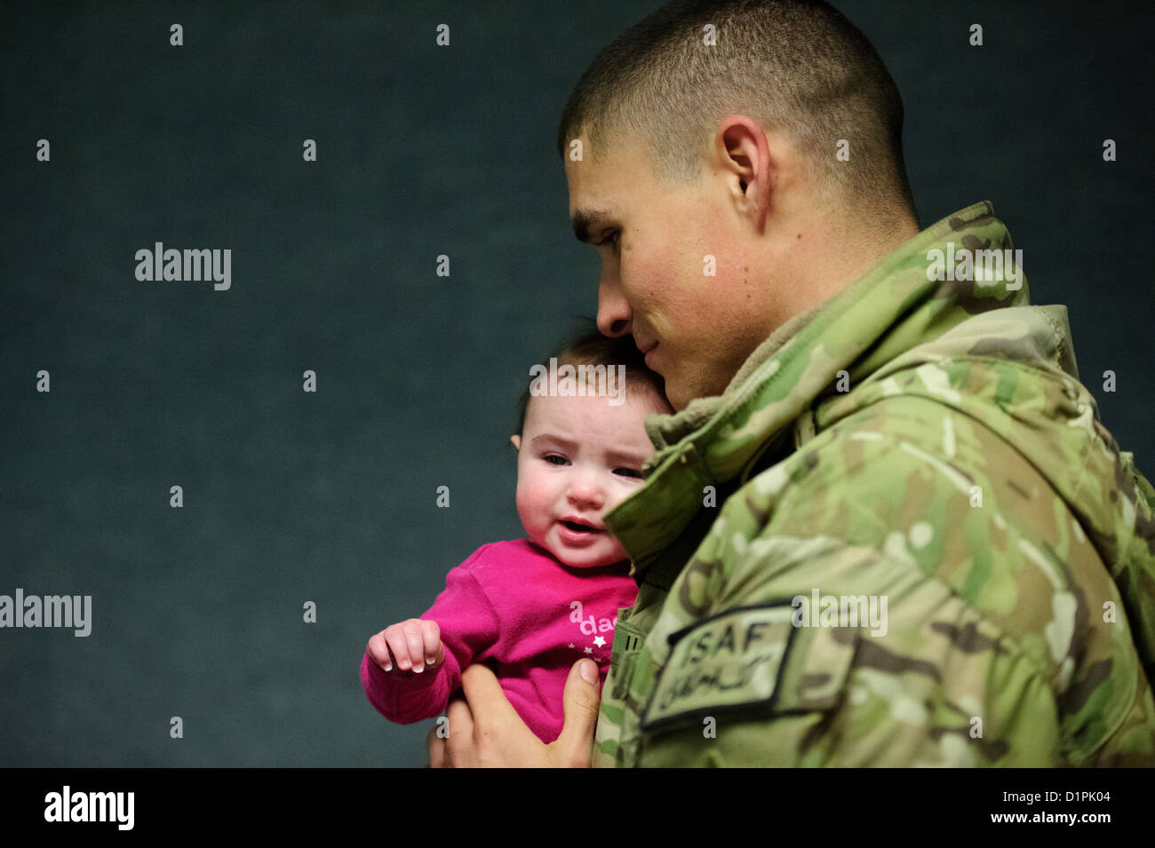US Army National Guard Soldat aus 1-211 Aviation Brigade von West Jordan, Utah, hält seine Tochter Stockfoto