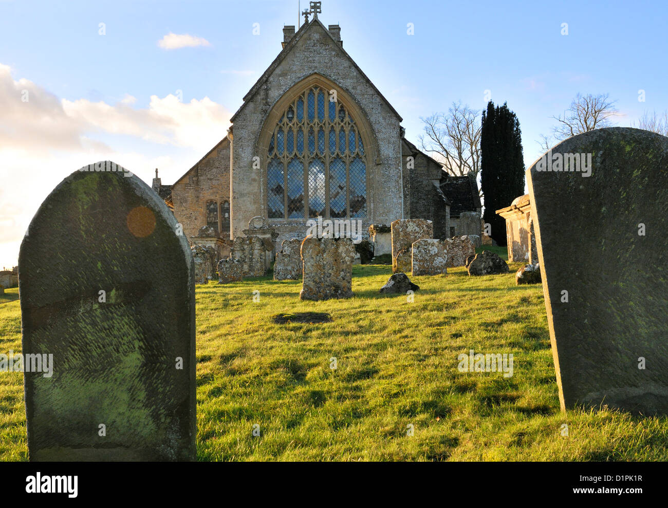 St Mary's Kirche, Swinbrook, und die letzte Ruhestätte in der Kirchhof der Mitford Schwestern Nancy, Unity und Diana - Oxfordshire, England, Großbritannien Stockfoto