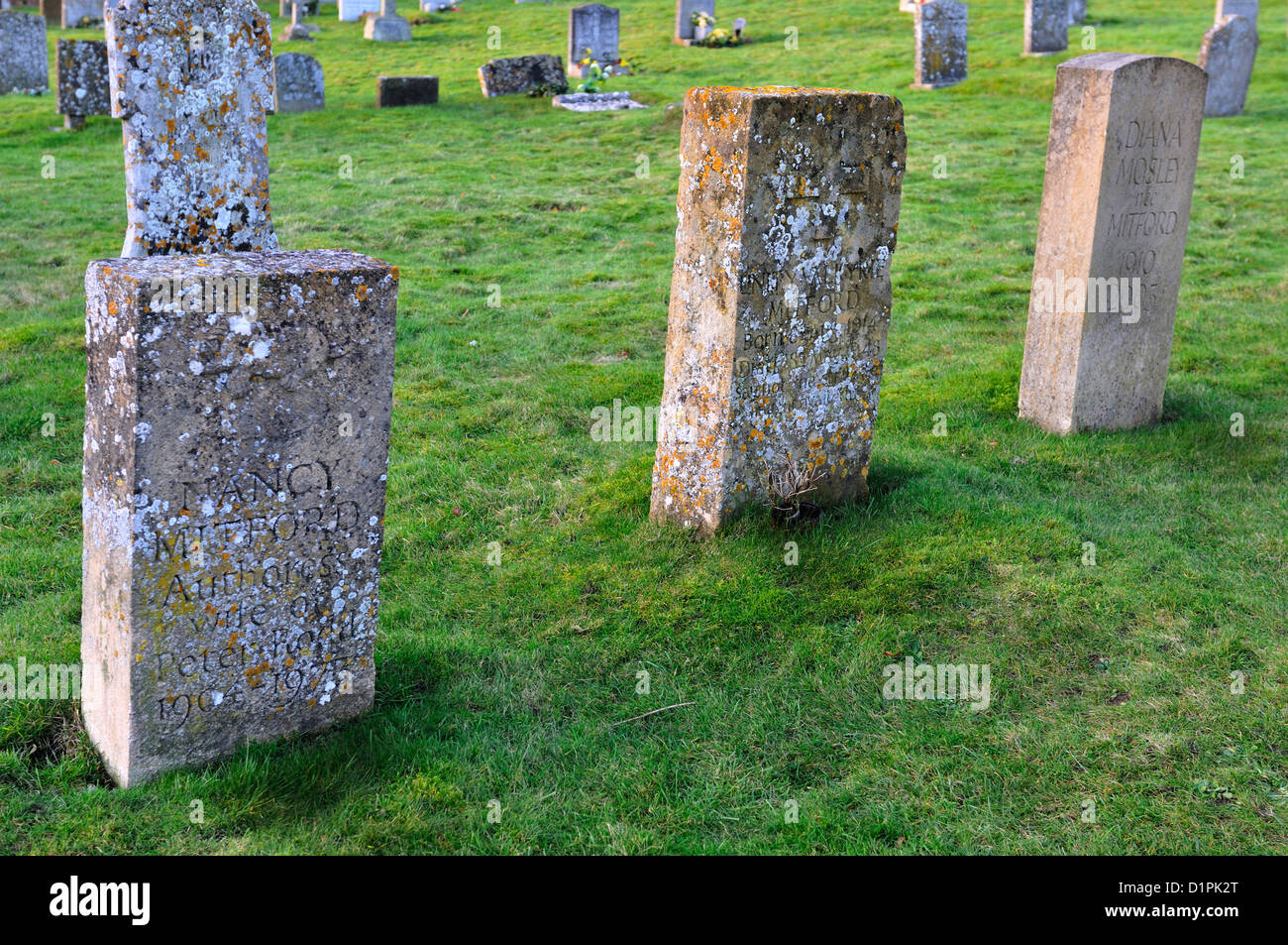 Grabsteine von Diana, Unity und Nancy Mitford Gräbern im Kirchhof der St. Mary's Church Swinbrook, in der Nähe von Burford, Oxfordshire, England, Großbritannien Stockfoto