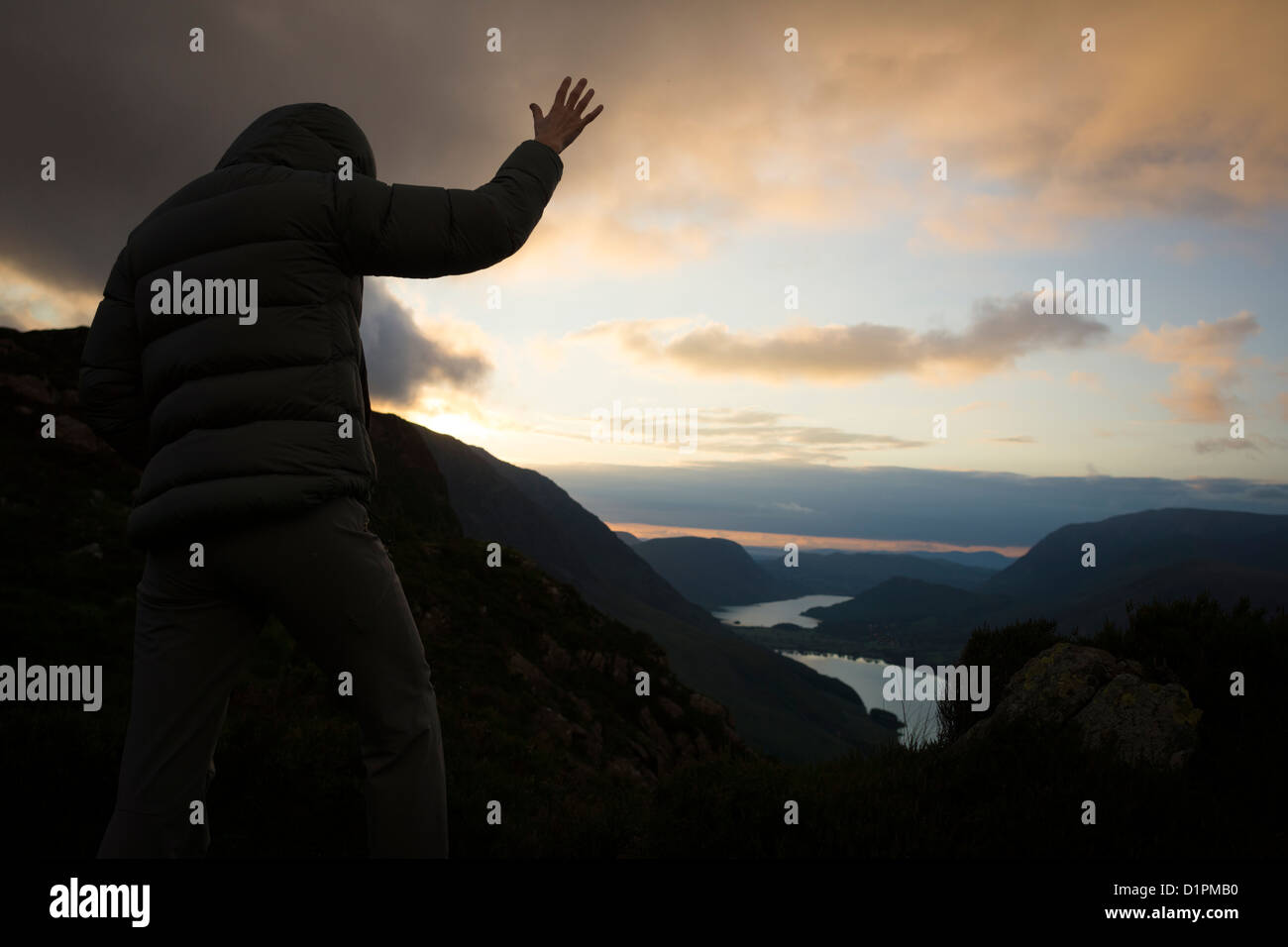 Eine Frau, die vom Gipfel eines Berges auf Gott zuzugehen. Stockfoto