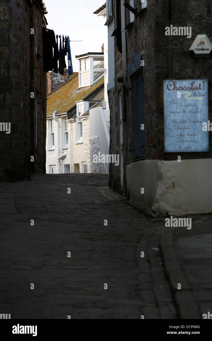 Wäsche hängt über einer schmalen Straße in der kornischen Hafenstadt St Ives Stockfoto