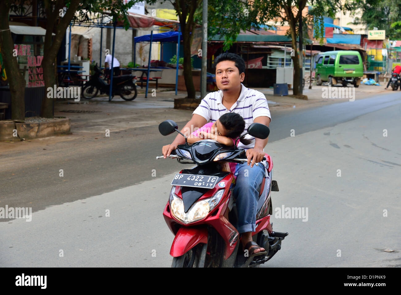 Schlafendes Kind auf einem Motorrad Stockfoto