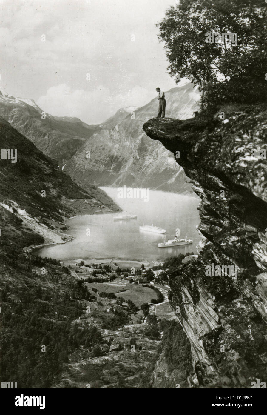 Ca. 1920 Foto Flydalsjuvet in Geiranger, Norwegen mit Kreuzfahrtschiffen in den Geirangerfjord. Stockfoto