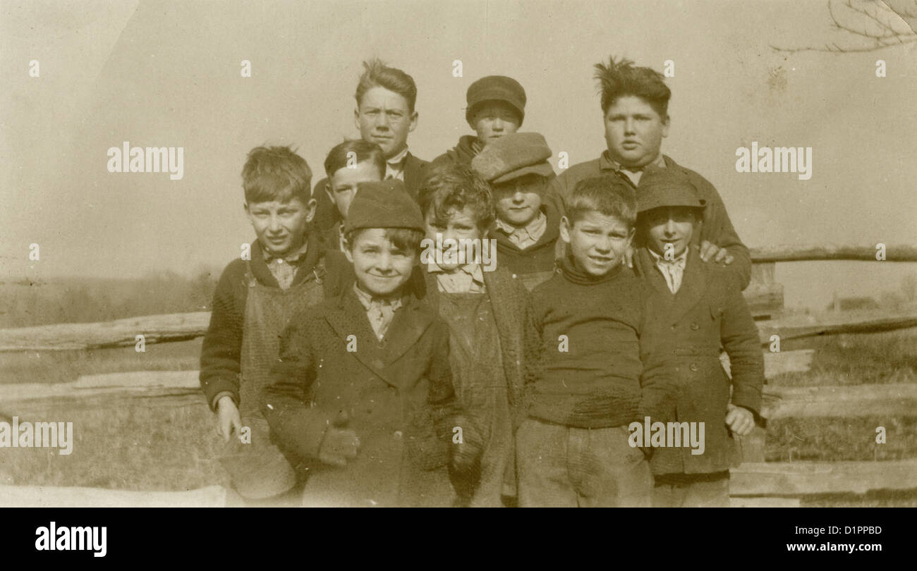 Ca. 1910er Jahre Fotografie, Gruppe von 10 jungen gegen einen Holzzaun, wahrscheinlich in Massachusetts, USA. Stockfoto