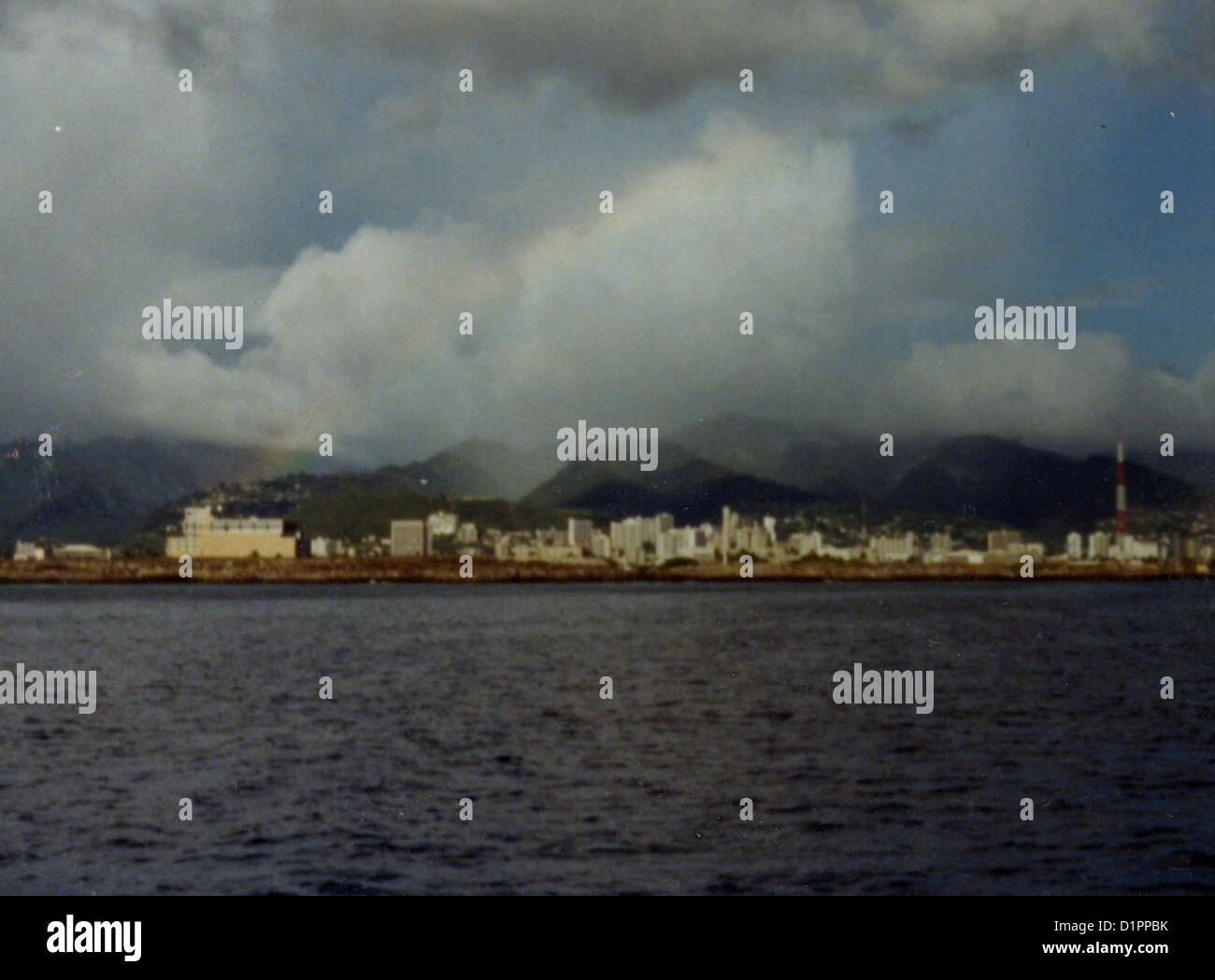Jahrgang 1974 Foto, Regenbogen über Honolulu, Hawaii. Stockfoto