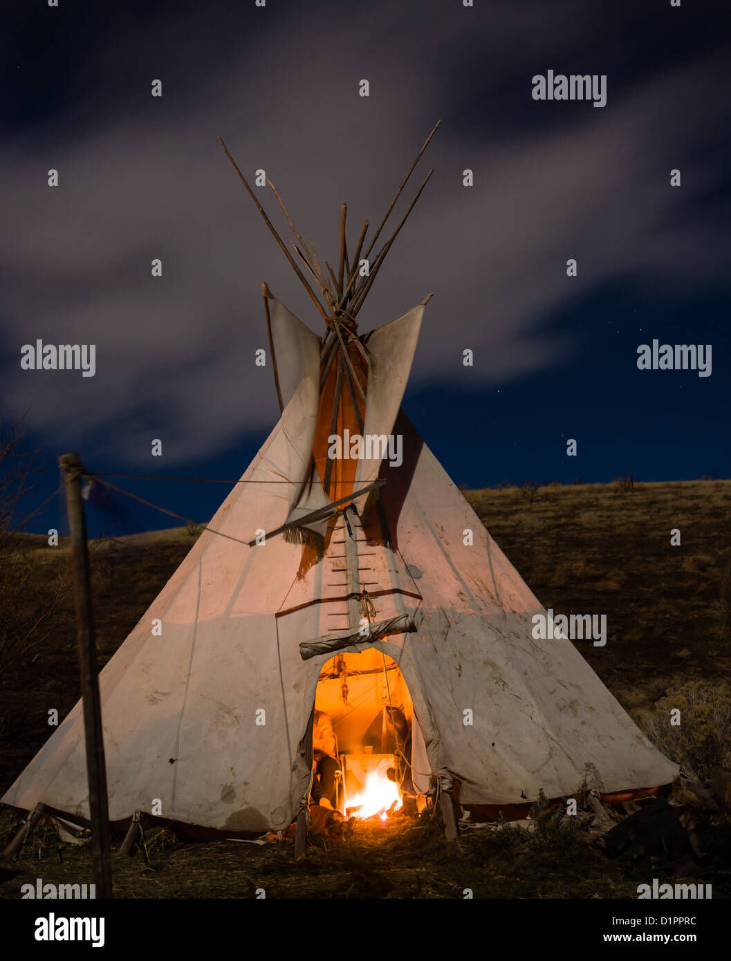 Traditionelle nordamerikanische Tipi. Mit Warnung das innere Feuer beleuchtet vom Vollmond. Stockfoto