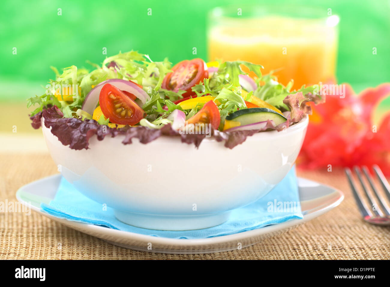 Frischer gemischter Salat aus roten Blattsalat, Endivien (Frisee), Cherry-Tomate, rote Zwiebel, Gurke und Paprika Stockfoto