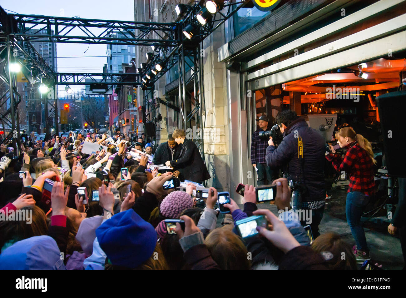 Justin Bieber Enten in der Freilichtbühne am MuchMusic Autogramme für die Fans warten seit Mitternacht um einen Blick auf. Stockfoto