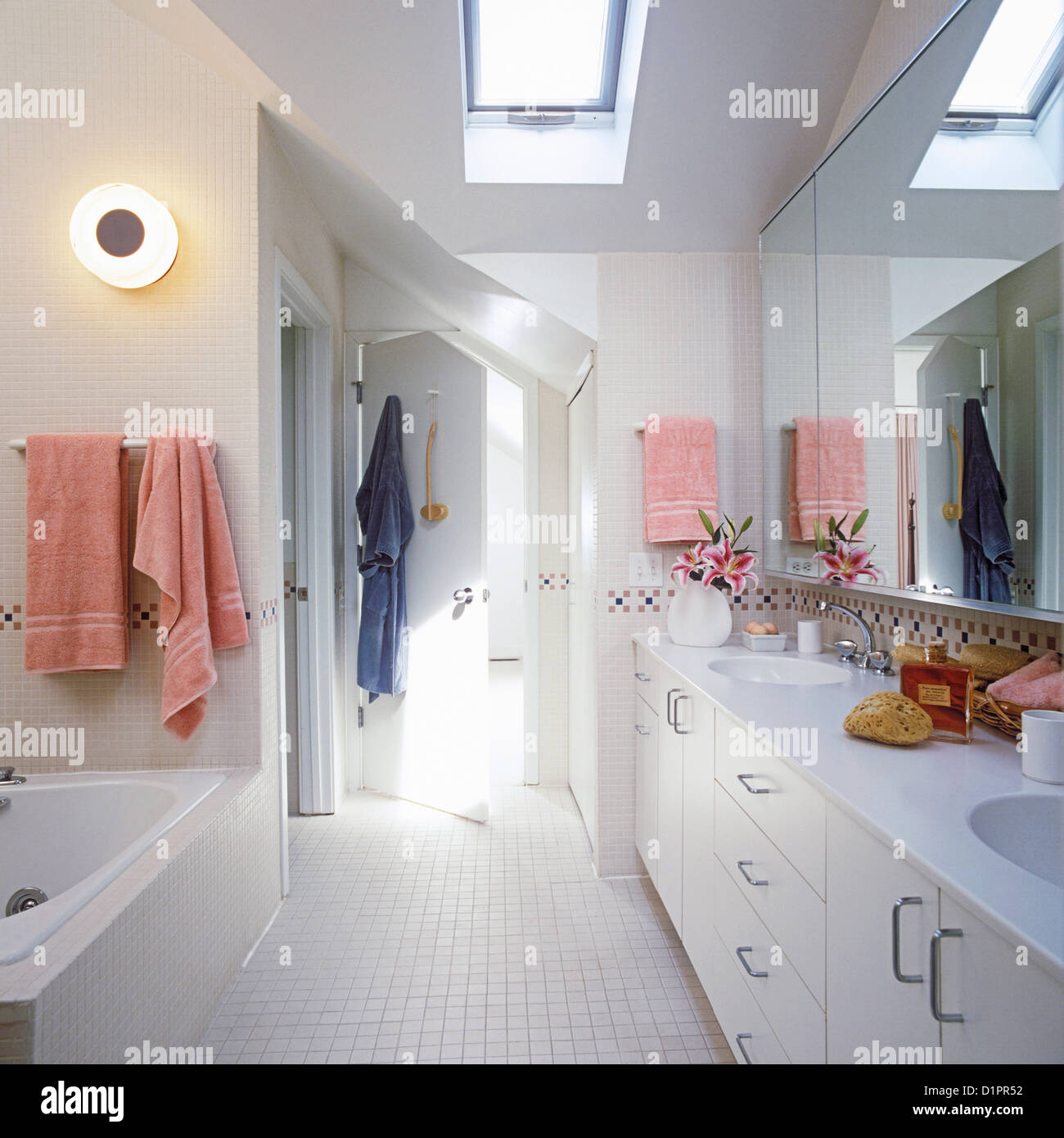 Badezimmer weiß Dachboden Badezimmerwand, Wand Fliesen kleine quadratische weiße und aus weißen Mosaikfliese verwendet durch Himmel Stockfoto