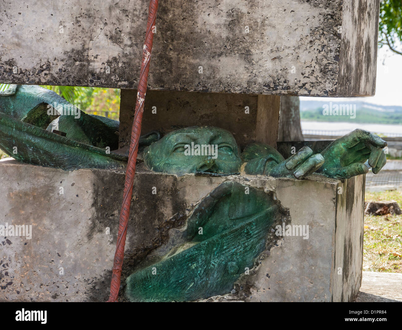 Denkmal mit einer starken politischen Botschaft, die aus den Überresten