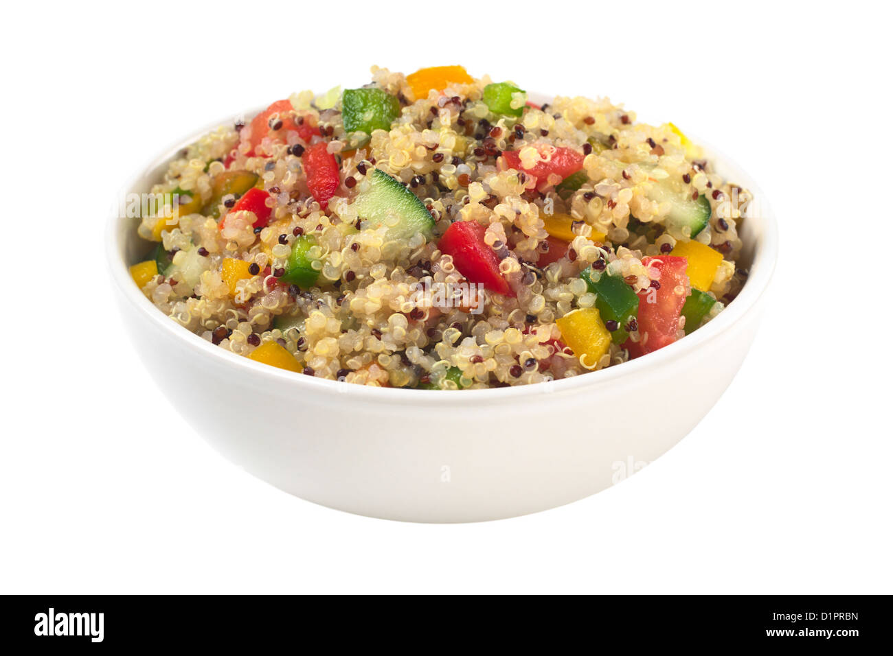 Köstliche vegetarische Quinoa Salat mit Paprika, Gurken und Tomaten, isoliert auf weiss Stockfoto