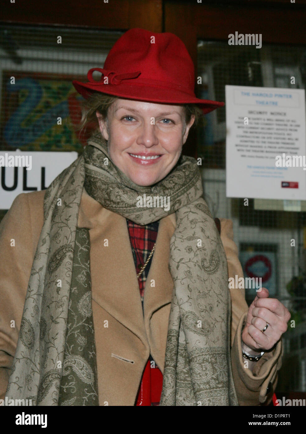 London, UK, 01.02.13: BAFTA preisgekrönte Schauspielerin Ashley Jensen gesehen verlassen das Harold Pinter Theater nach spielt Hannah in A Stockfoto