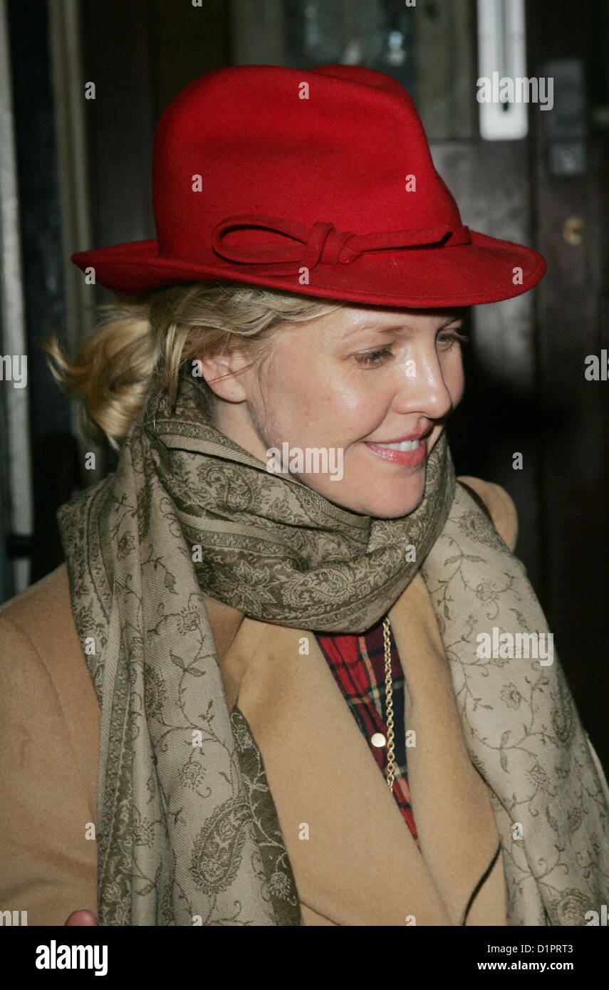 London, UK, 01.02.13: BAFTA preisgekrönte Schauspielerin Ashley Jensen gesehen verlassen das Harold Pinter Theater nach spielt Hannah in A Stockfoto