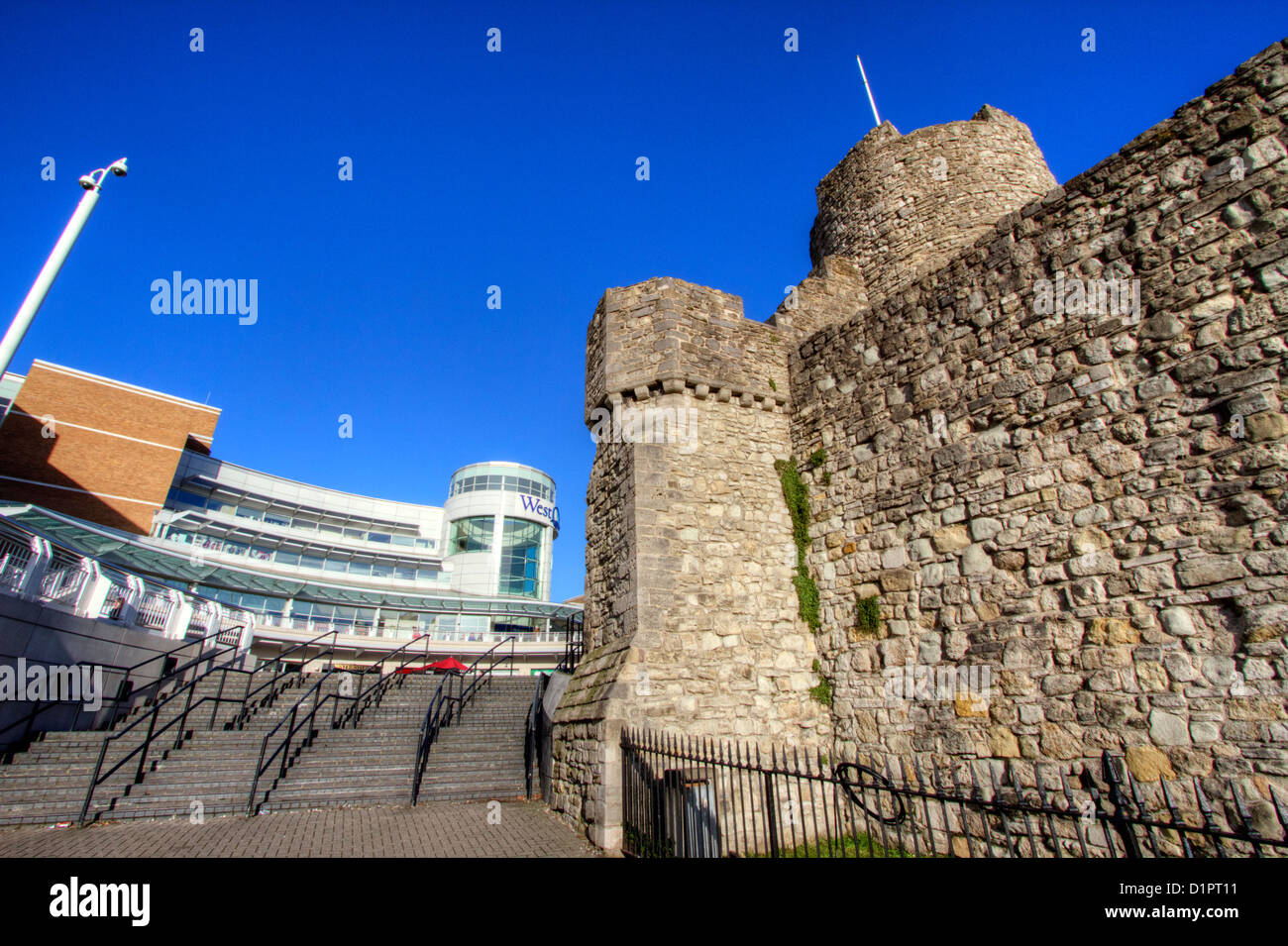 Southampton Stadtmauer mit Stufen hinauf auf die West Quay Shopping Centre, Hampshire, England, UK Stockfoto