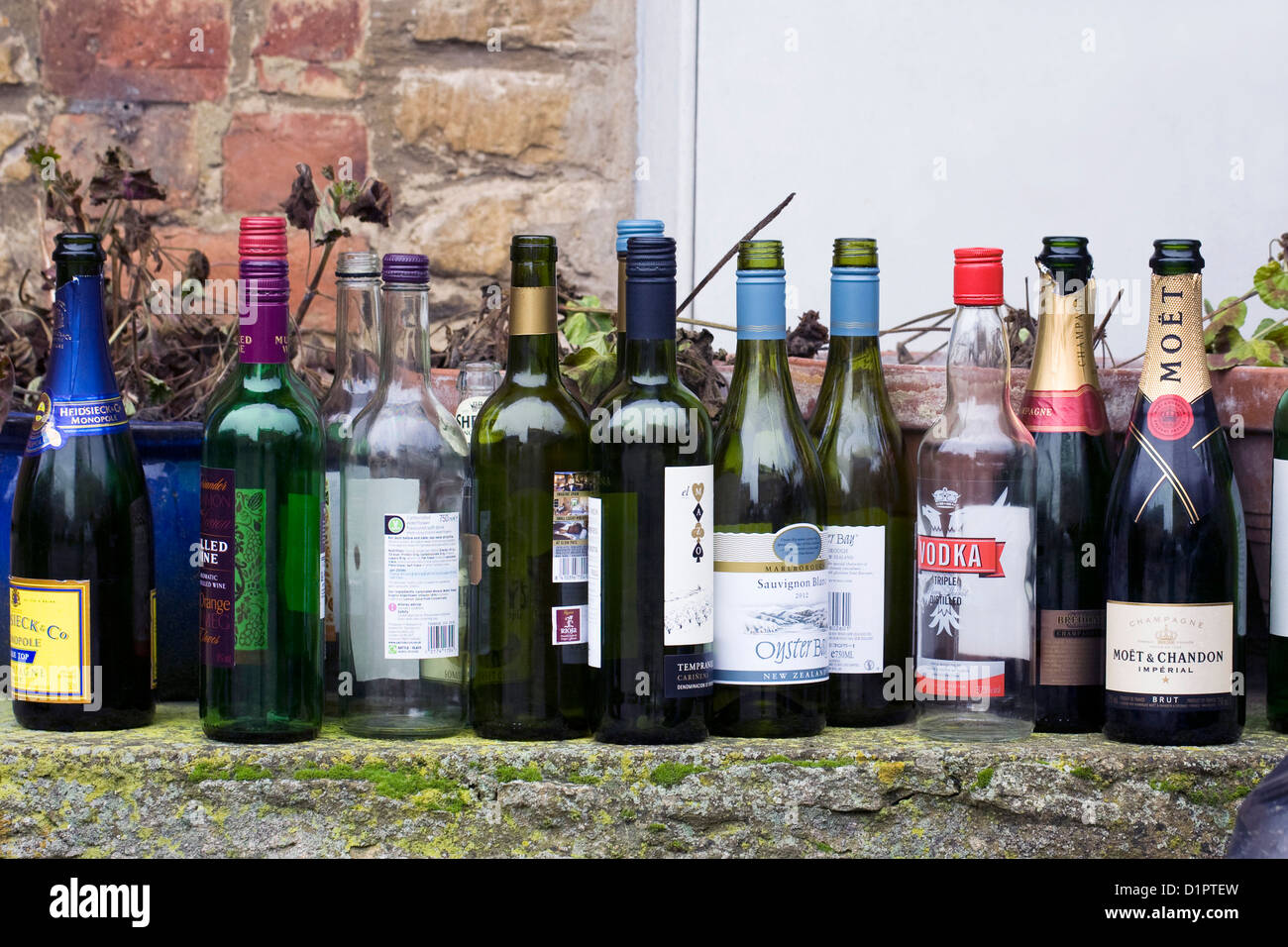 Leere Glasflaschen bereit für das recycling nach Neujahr feiern. Stockfoto