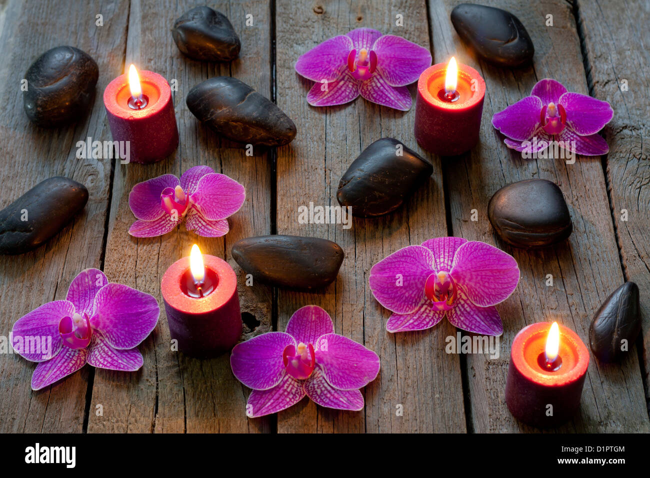 Orchideen auf Holzbrettern Spa Kosmetik abstrakte Vintage-Hintergrund Konzept kreative Stillleben Stockfoto