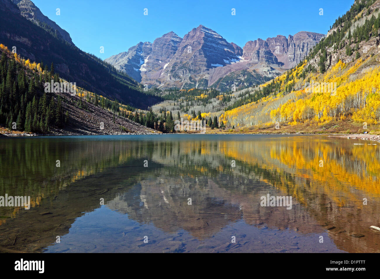 Maroon Bells und See, Spiegelung, Aspen, Colorado, USA Stockfoto