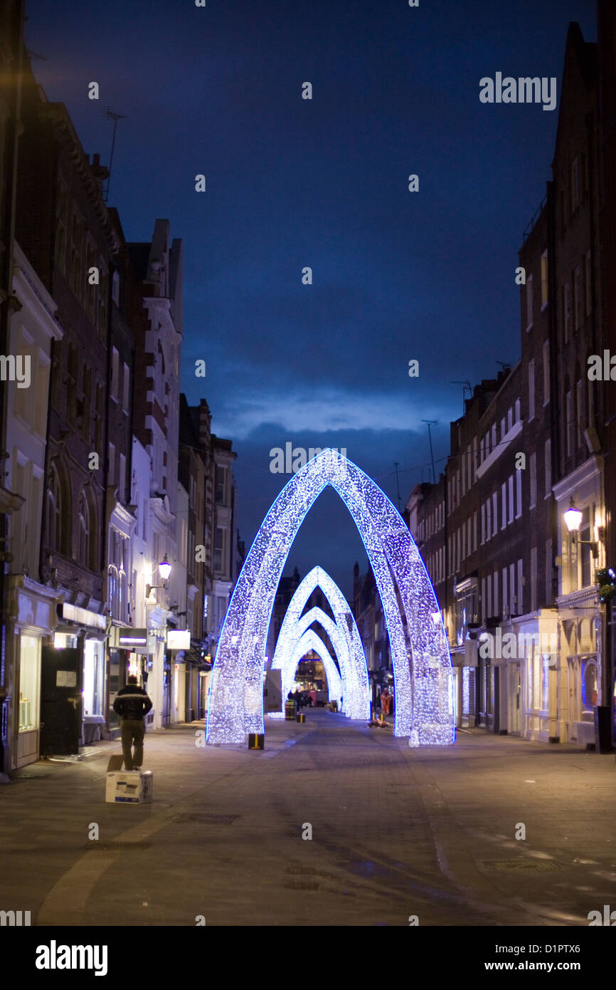 Bond Street Weihnachtsschmuck auf den Straßen von London England Stockfoto