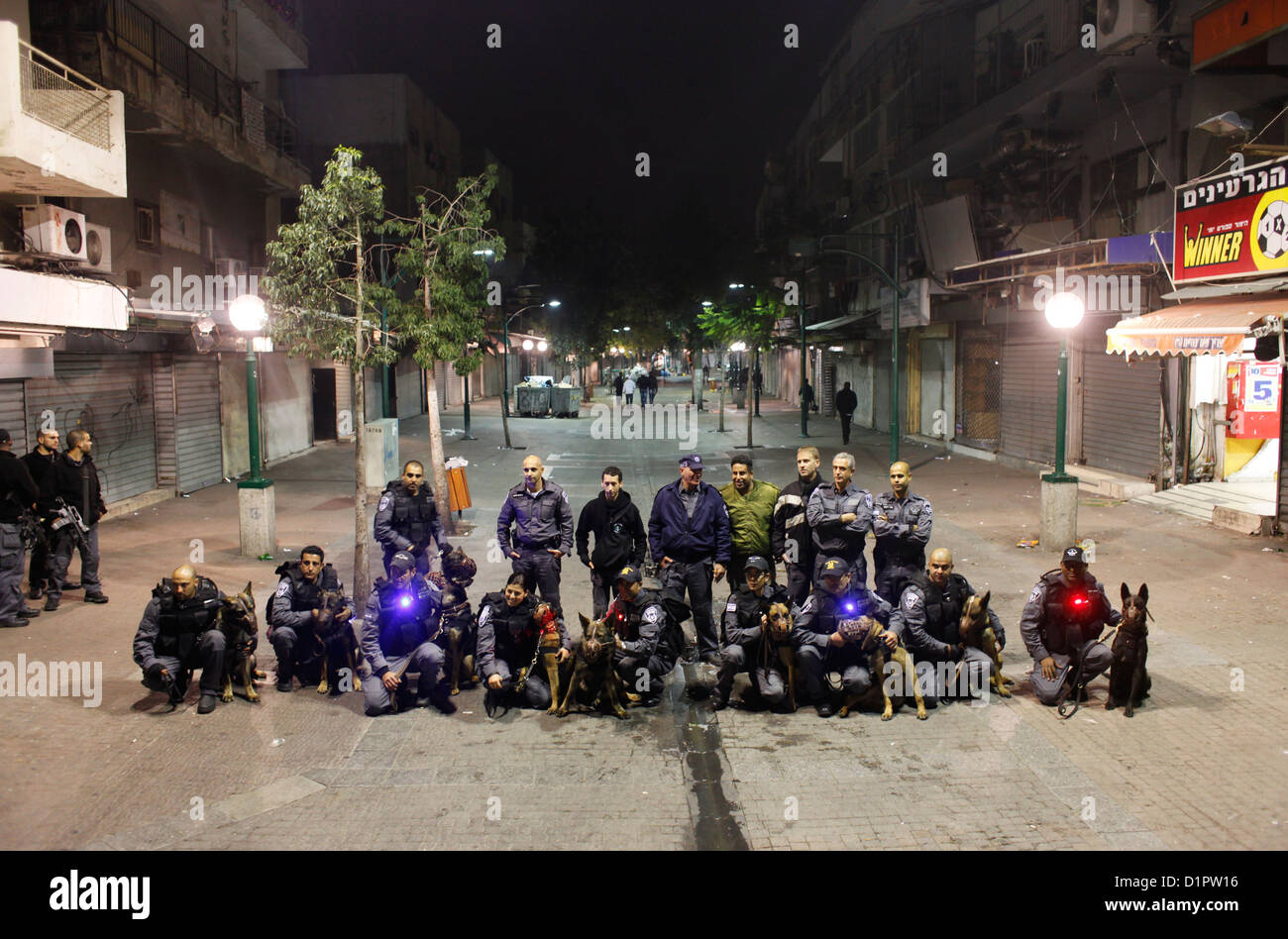 Polizeihundeführer patrouillieren in Neve Shaanan Nachbarschaft, die Heimat einer der größten Bevölkerungsgruppen afrikanischer und anderer Migranten im Süden Tel Aviv Israels wurde Stockfoto