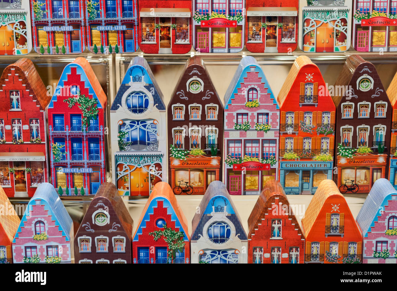 Fenster im Schokoladengeschäft Brügge Belgien. Boxen wie traditionellen Häusern geprägt. Stockfoto