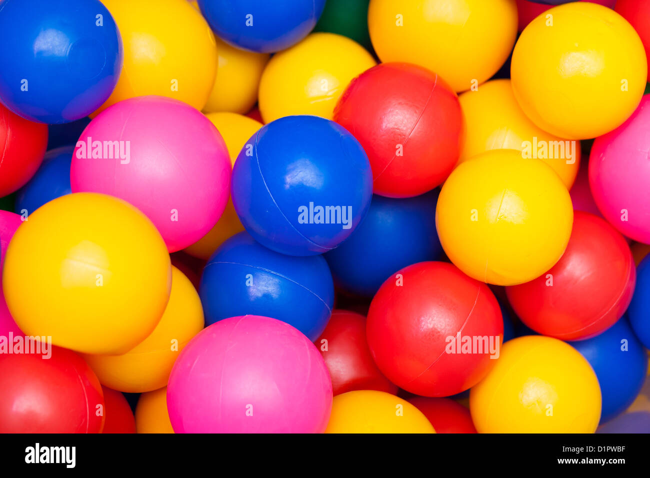 Bunten Plastikbällen. Helle abstrakte Spaß Farbe Hintergrund Stockfoto