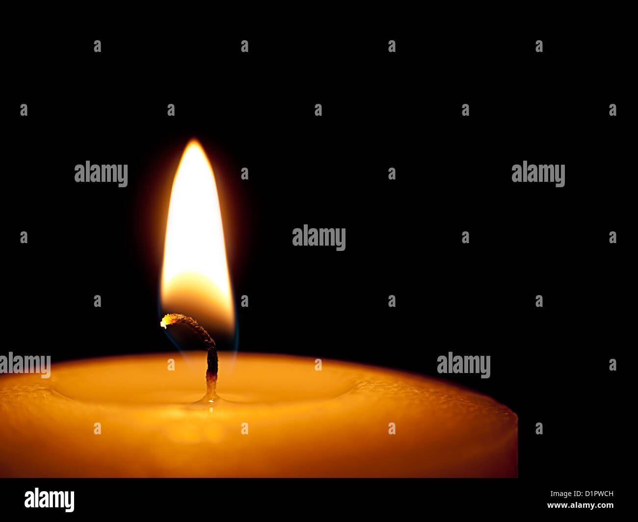 Kerze schließen mit schwarzem Hintergrund Stockfoto