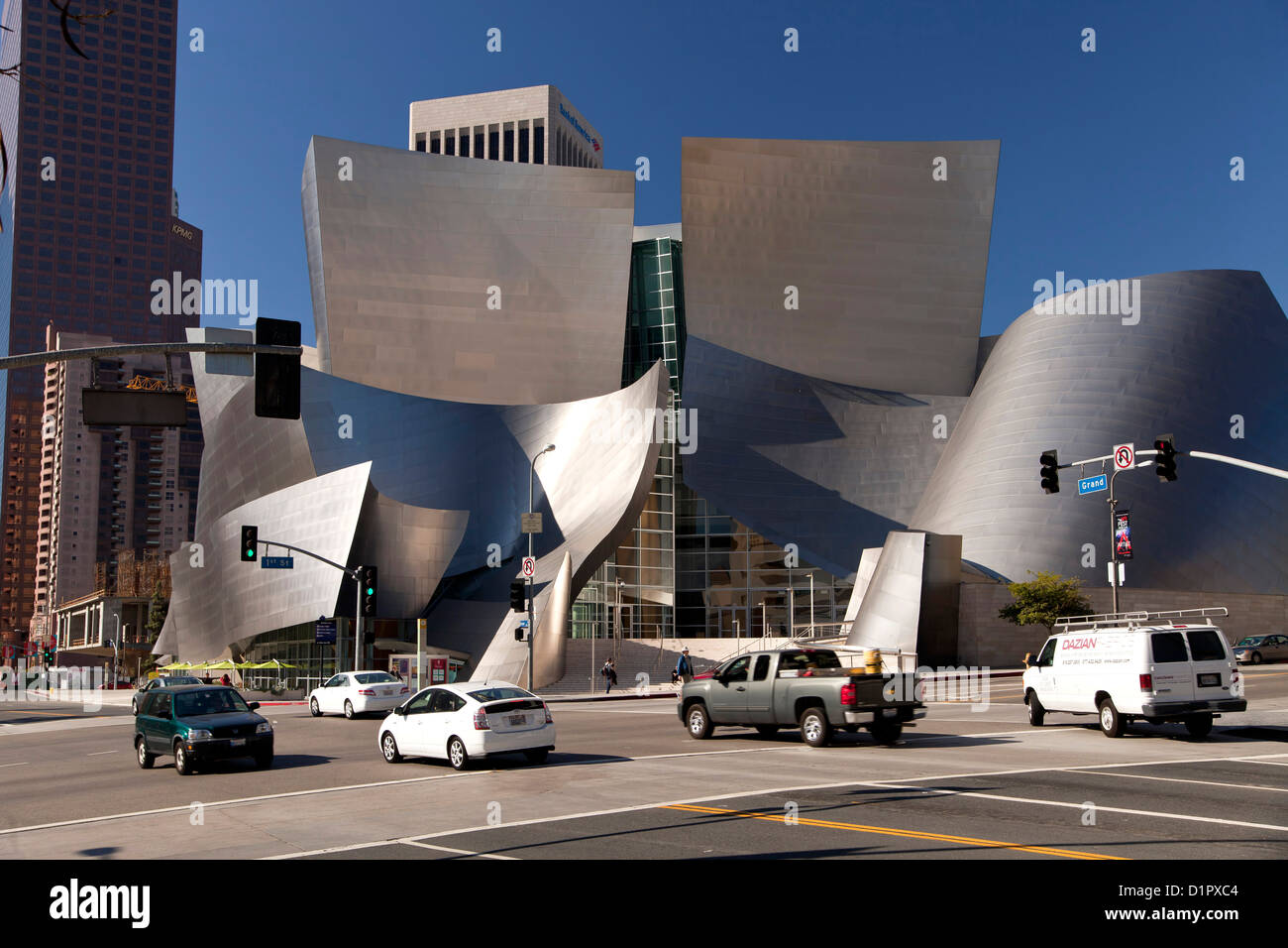 Verkehr an der Walt Disney Concert Hall, Downtown Los Angeles, California, Vereinigte Staaten von Amerika, USA Stockfoto