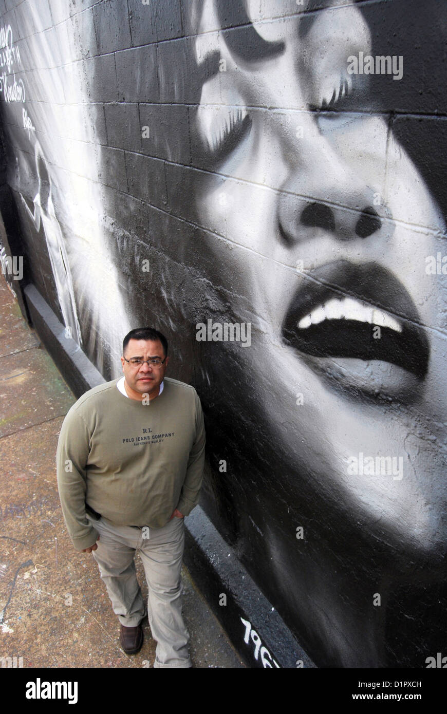 Graffiti-Künstler sehen TF in der Nähe das Wandbild malte er in Gedenken an Whitney Houston, bei 5 Pointz in Long Island City Queens, New York Stockfoto