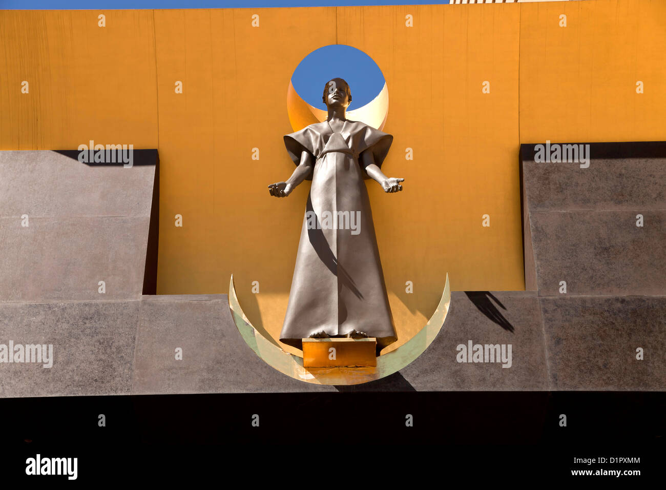 Statue am Tor, Cathedral of Our Lady of Angels, Downtown Los Angeles, California, Vereinigte Staaten von Amerika, USA Stockfoto