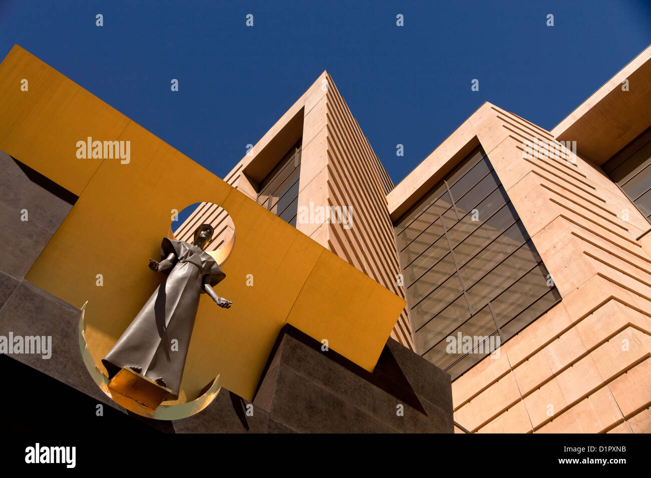 Statue am Tor, Cathedral of Our Lady of Angels, Downtown Los Angeles, California, Vereinigte Staaten von Amerika, USA Stockfoto