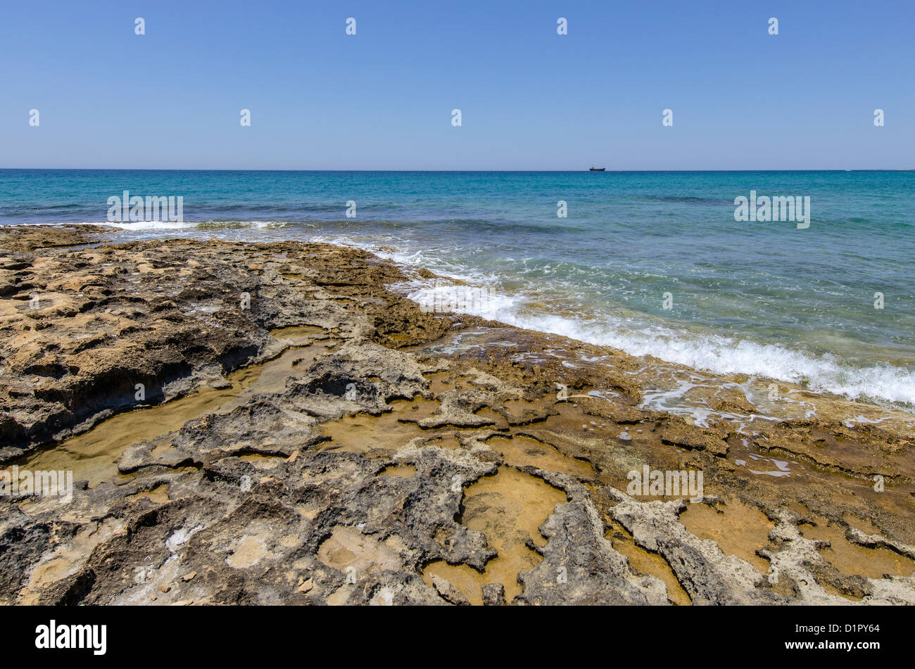 Meer und Schiff am Horizont Stockfoto