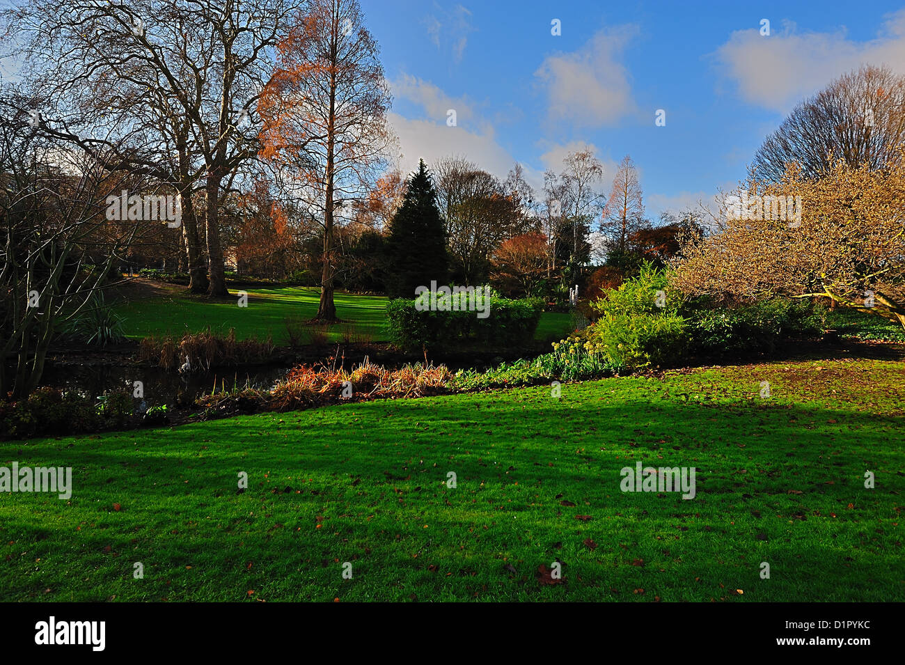 Hyde Park in London während ein Herbstnachmittag zeigt eine schöne und bunte Szene Stockfoto