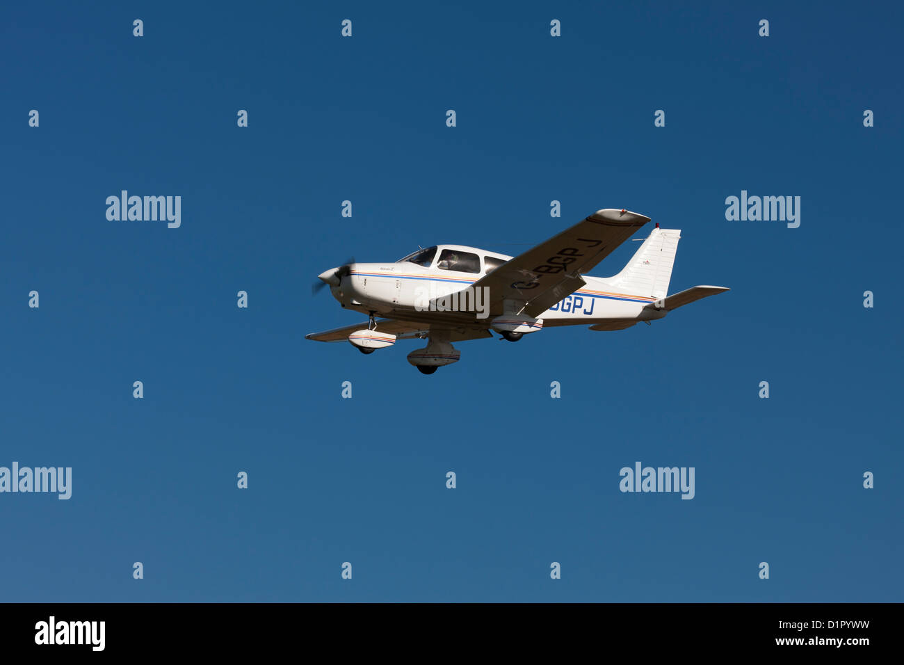 Piper PA-28-161 Cherokee Krieger II G-BGPJ im Flug Stockfoto