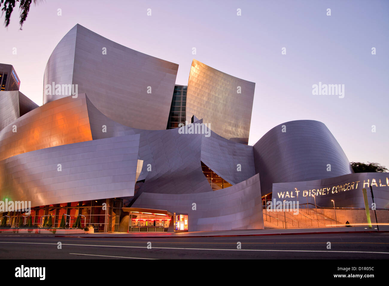 moderne Architektur von Frank Gehry an der Nacht, Walt Disney Concert Hall, Downtown Los Angeles, California, United States, USA Stockfoto