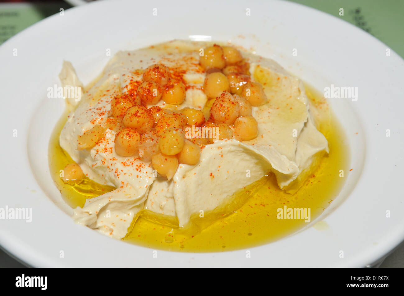 Eine Portion von Humus, Tahini und Olivenöl Stockfoto