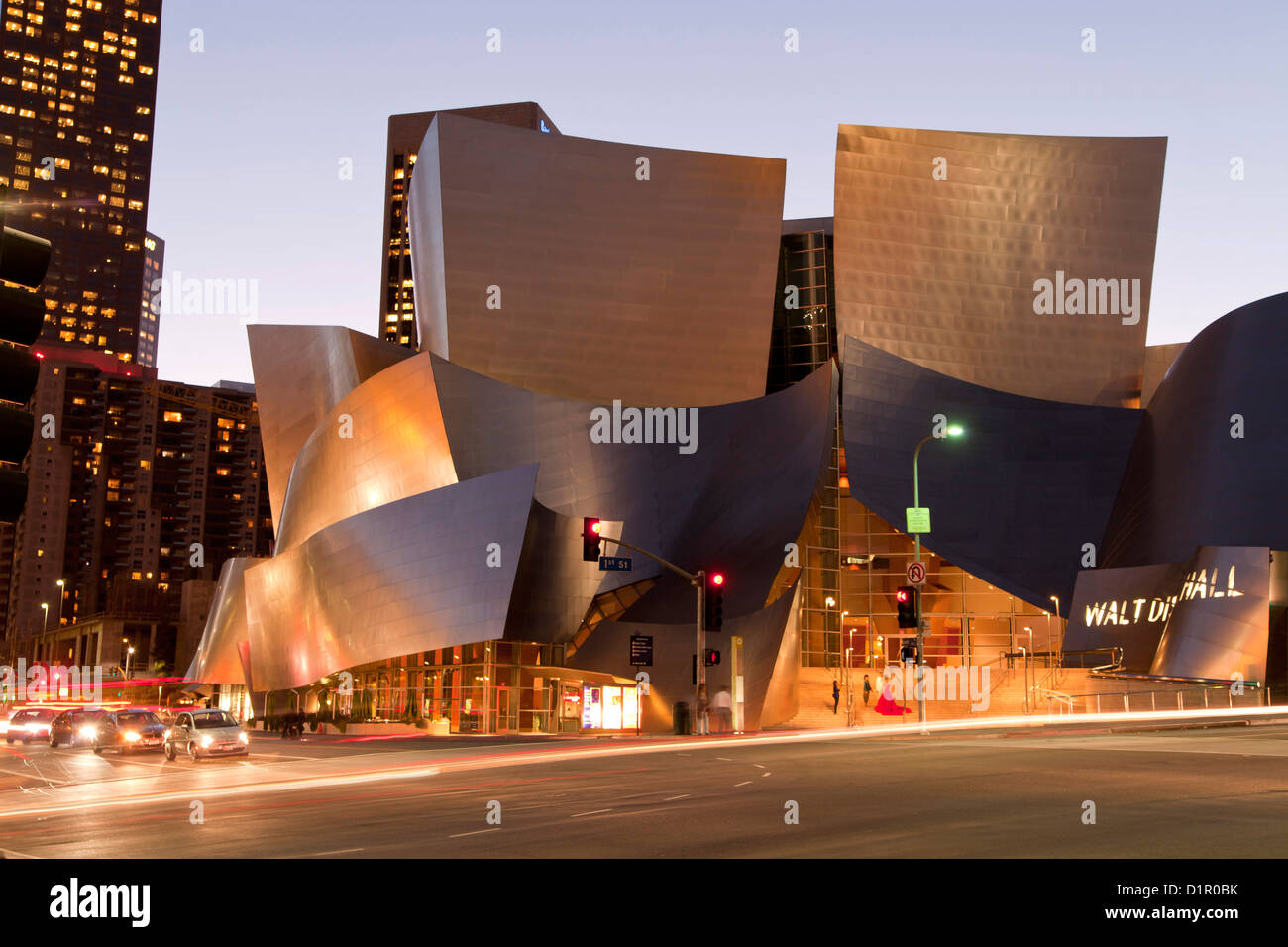 moderne Architektur von Frank Gehry an der Nacht, Walt Disney Concert Hall, Downtown Los Angeles, California, United States, USA Stockfoto