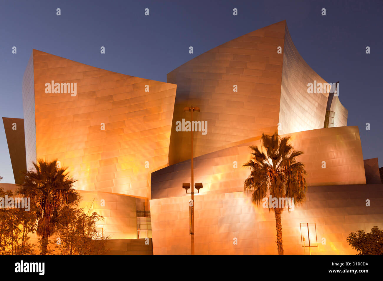 moderne Architektur von Frank Gehry an der Nacht, Walt Disney Concert Hall, Downtown Los Angeles, California, United States, USA Stockfoto