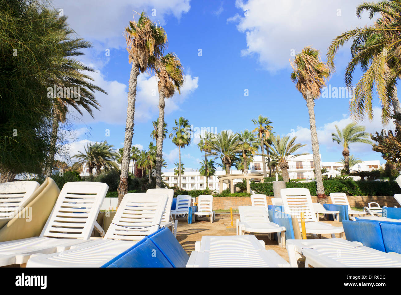 Sonnenliegen am Strand eines Hotels an der Küste von Paphos, Zypern Stockfoto