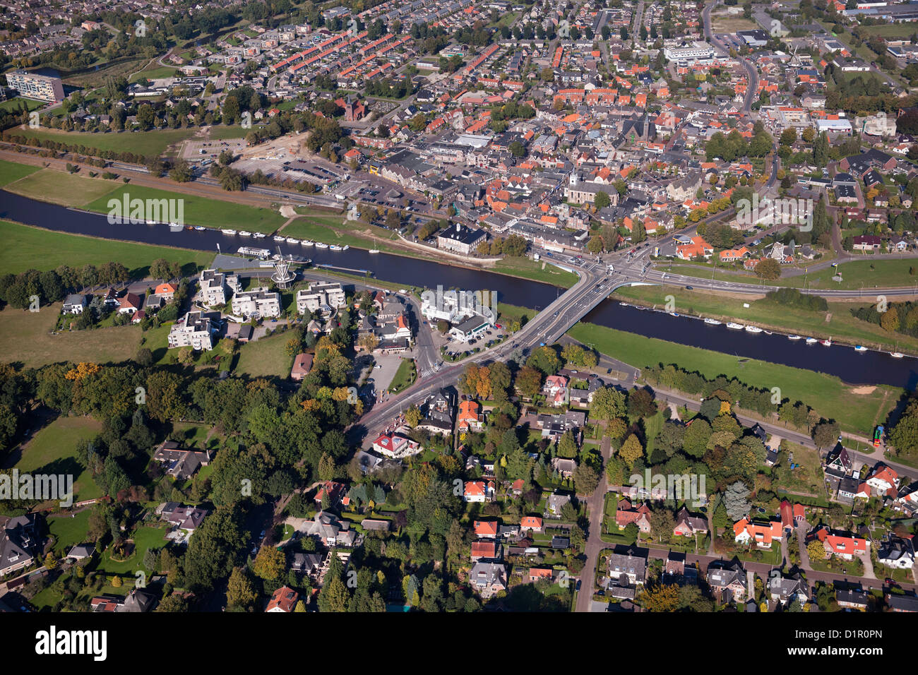 Die Niederlande, Ommen, Aussicht auf Dorf, gelegen in der Nähe Fluss namens Overijsselse Vecht. Luft. Stockfoto