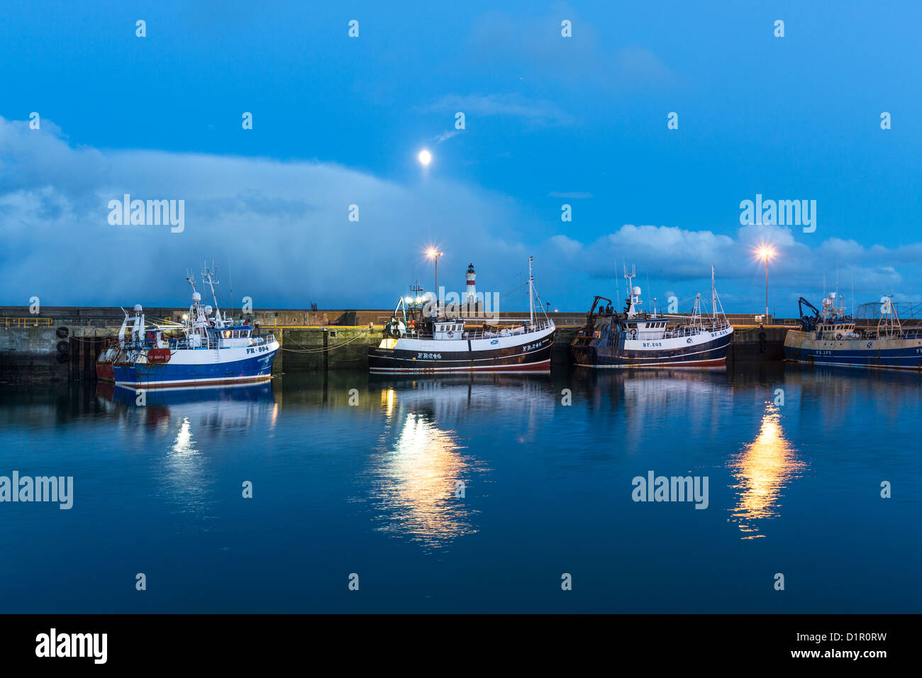 Mond über dem Hafen von Fraserburgh Stockfoto