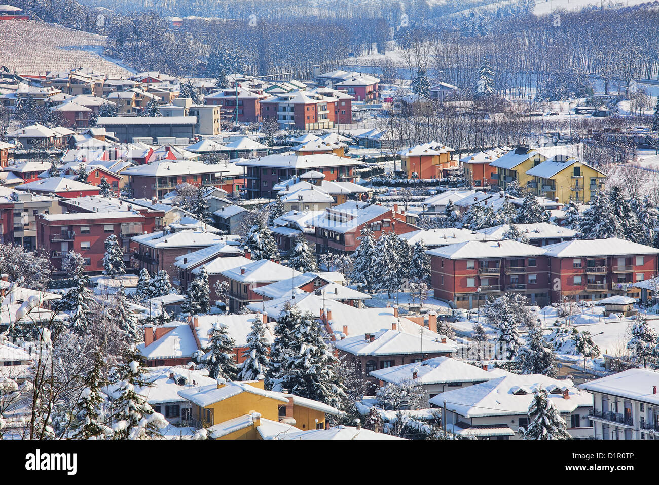 Bunte Häuser unter dem weißen Schnee in Kleinstadt im Winter im Piemont, Norditalien (Ansicht von oben). Stockfoto