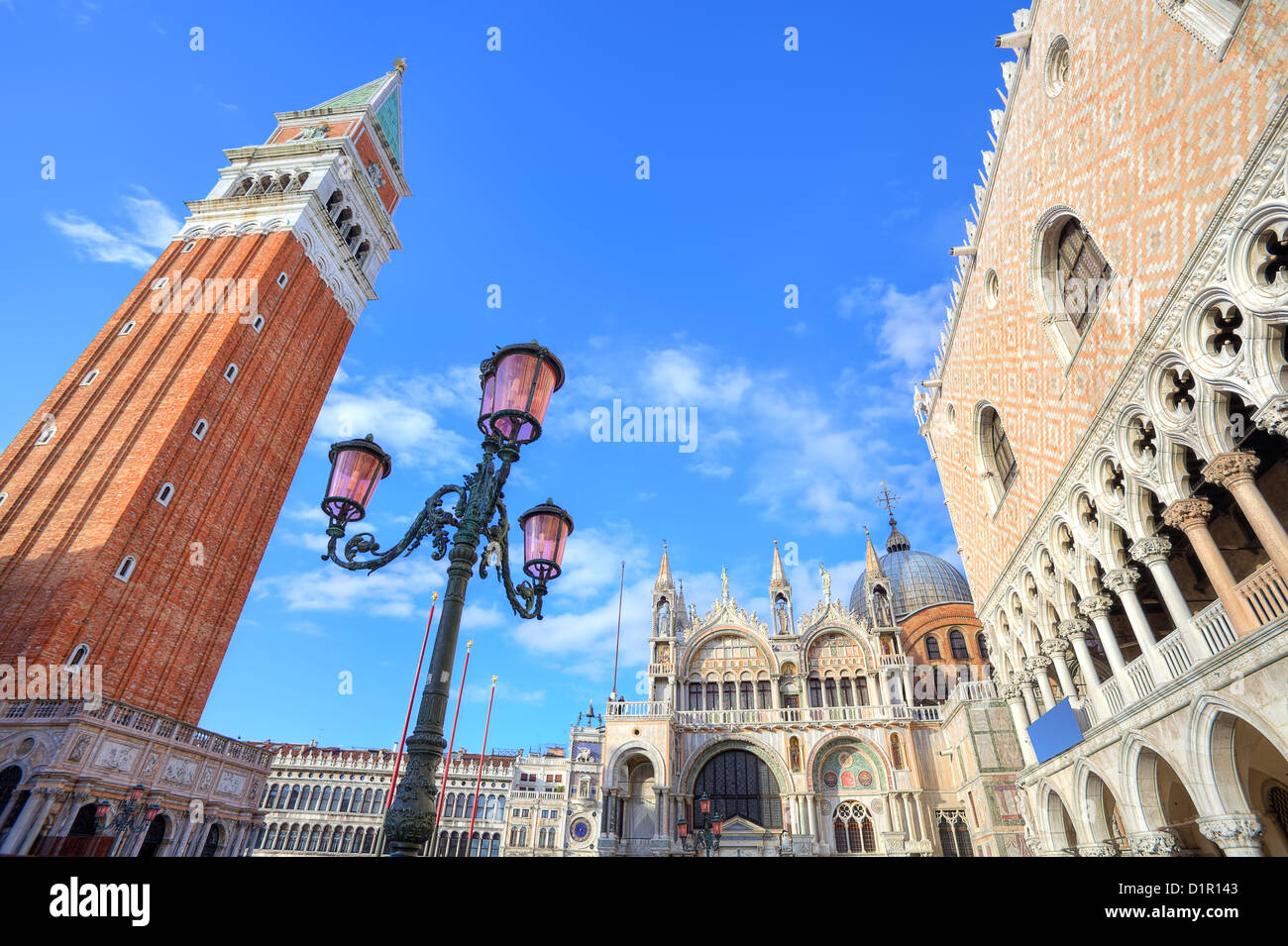 Traditionellen Laterne unter berühmten Campanile, Markusplatz Basilika und der Doge Palast am Piazza San Marco in Venedig, Italien. Stockfoto