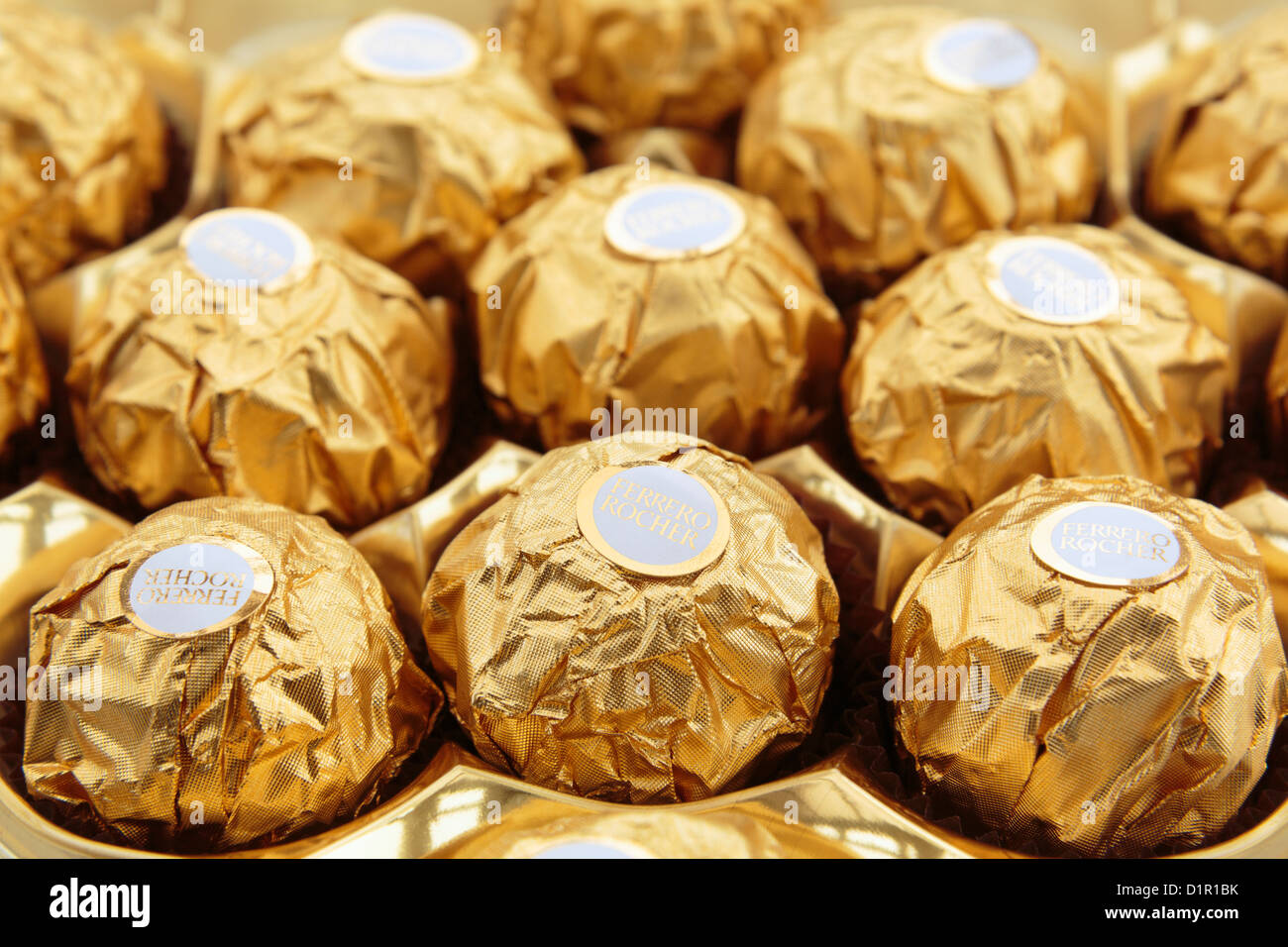 Ferrero Rocher edle Pralinen in Goldfolie Verpackung. England-UK-Großbritannien Stockfoto