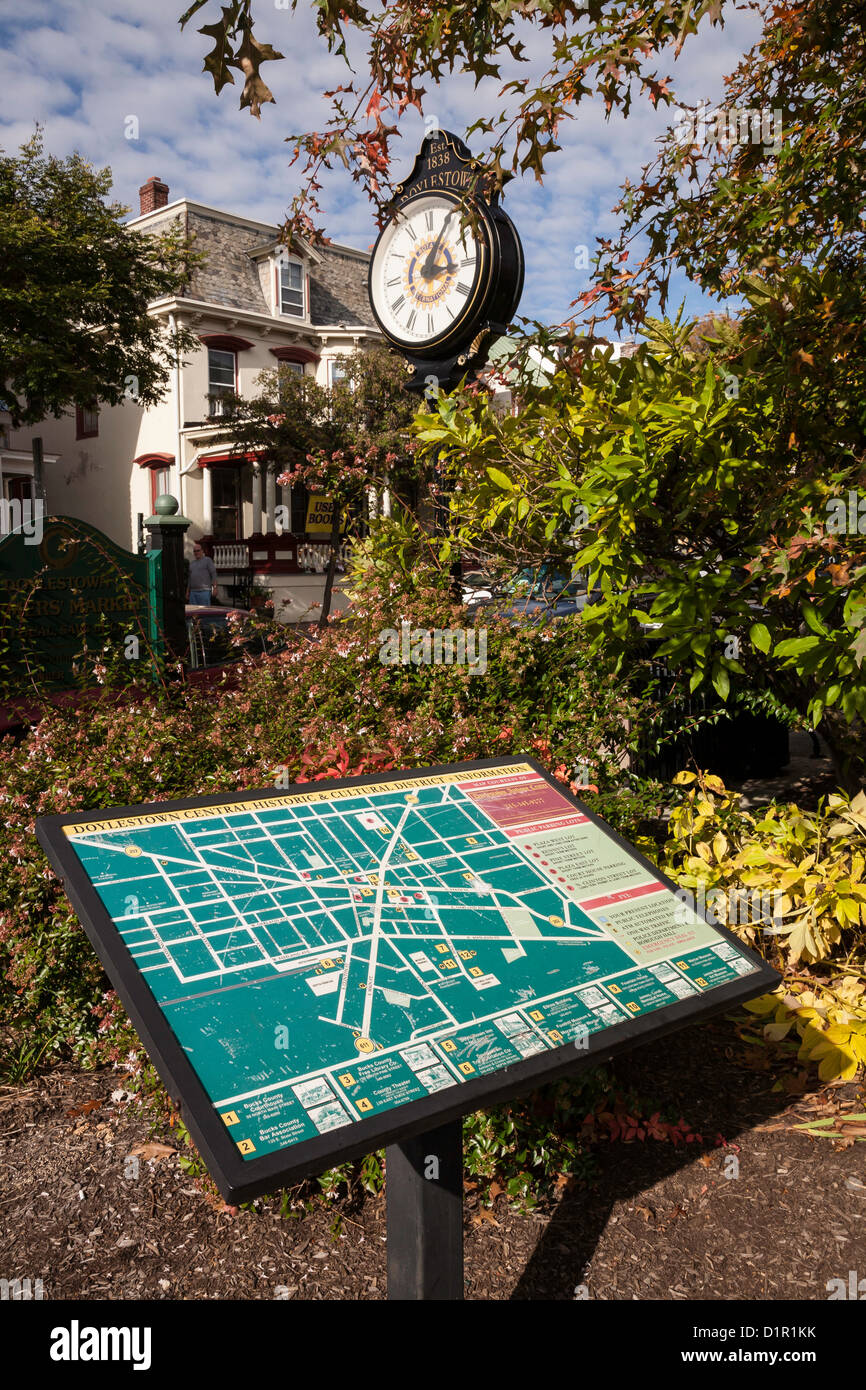 Informationskarte und Straßenuhr, Doylestown, PA Stockfoto