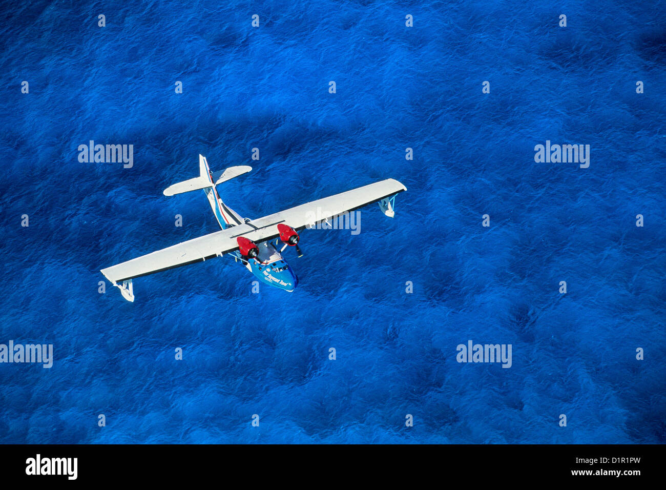 Bahamas, Bimini, Catalina PBY-5A Wasserflugzeug fliegen über Bimini Bay. Stockfoto